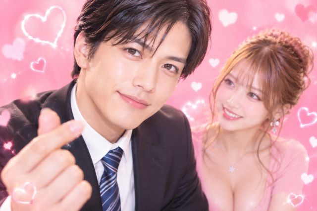 男性が指ハートをしている。それを見つめる女性