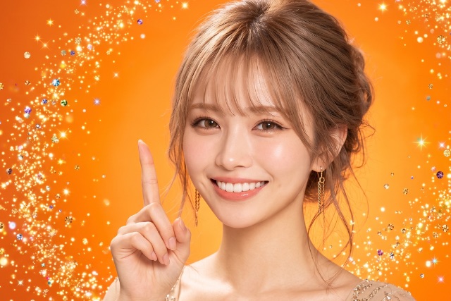 人差し指を立てる女性