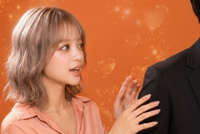 スーツの男性の肩に触れる若い女性