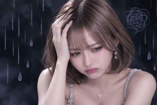 頭を抱える女性