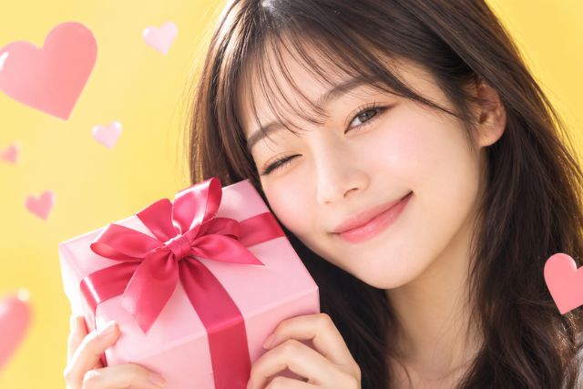 プレゼントを持って笑顔の女性
