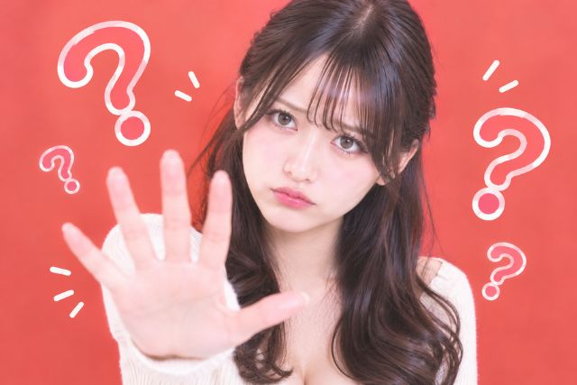 手を前に出して真剣な表情の女性