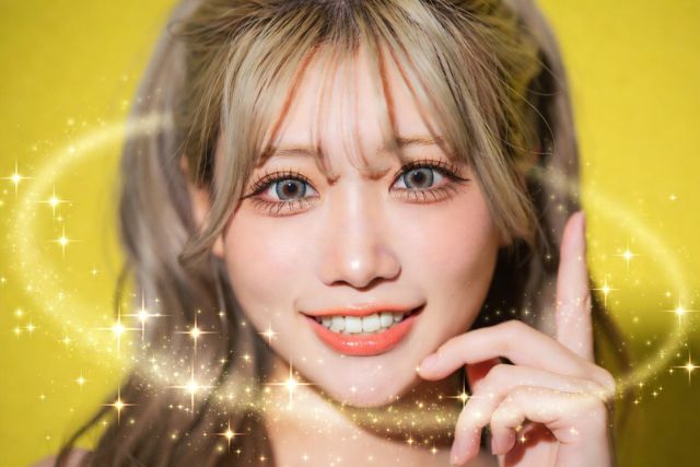 人差し指を立てて笑顔の女性