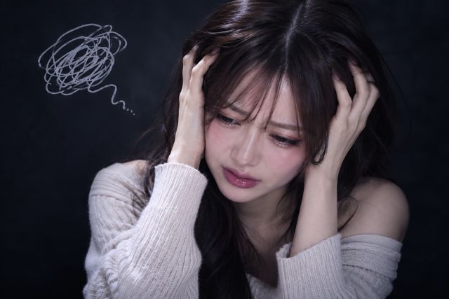 頭を抱える女性