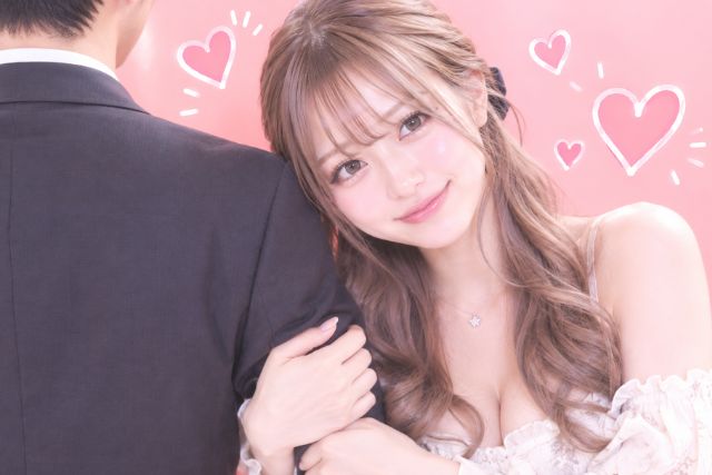 男性の肘に手をまわす女性。男性は後ろ姿