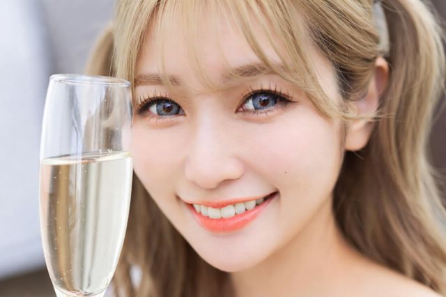シャンパングラスを持って笑顔の女性