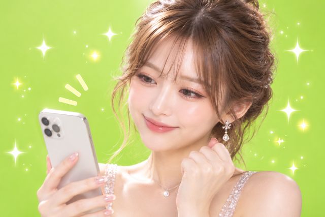スマホを見て笑顔の女性