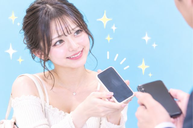 スマホを見せ合う女性と男性