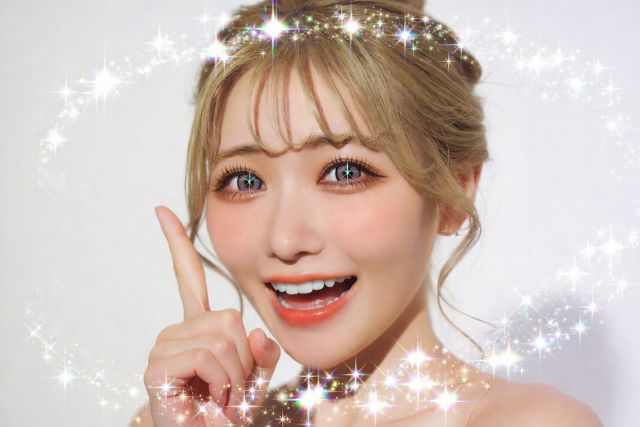 人差し指を立てる笑顔の女性