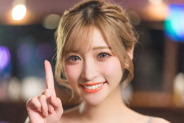 人差し指を立てる若い女性
