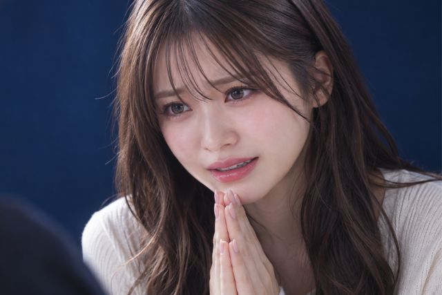 お願いする困った表情の女性