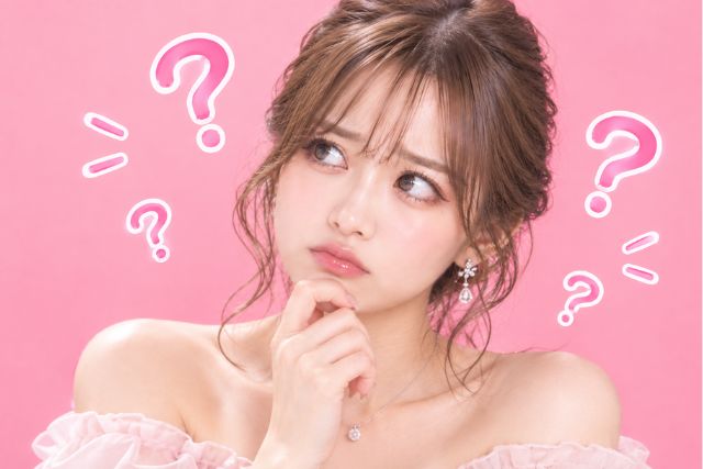 顎に手を当てて悩んでいる女性、はてなマークの装飾