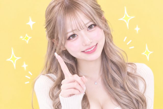 人差し指を立てる笑顔の女性