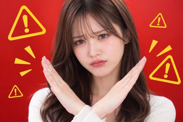 手をクロスさせてバツを作る女性、注意マークの装飾