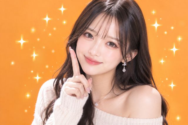 人差し指を立てる笑顔の女性