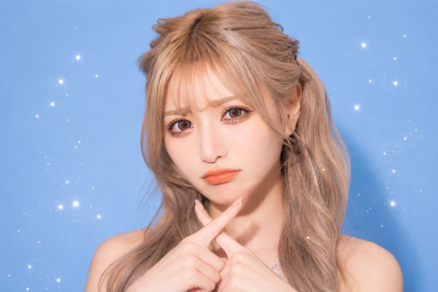 人差し指でバツを作る女性
