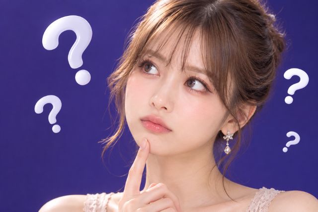 顎に手を当てる女性。はてなマークの装飾