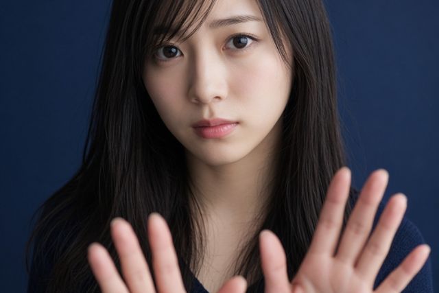 両手を前に出している女性