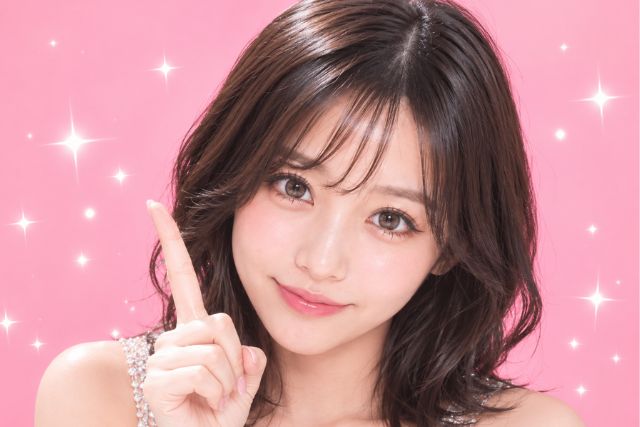 人差し指を立てる笑顔の女性