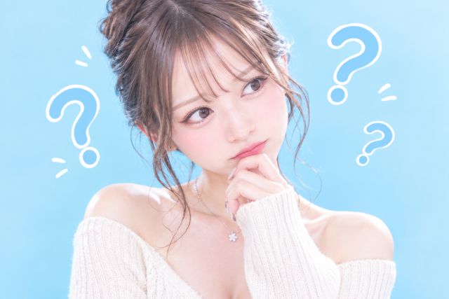髪をアップにした女の子。口に手を当てて首をかしげている