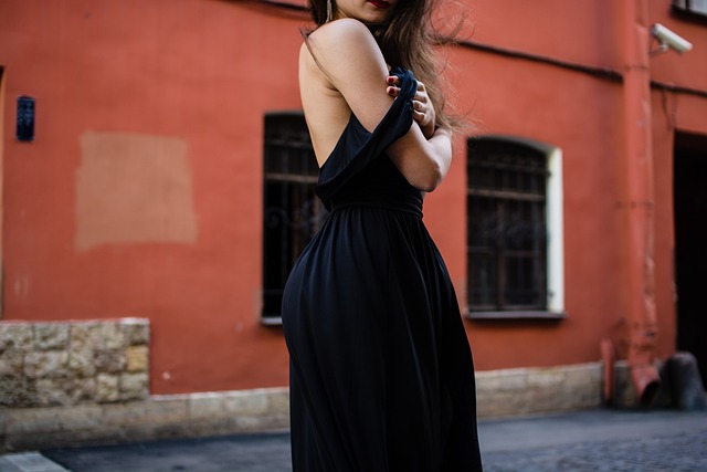外に立つ黒いドレスを着た女性