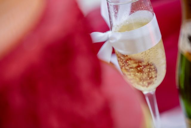 シャンパンを持つ女性の手