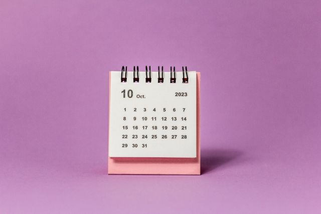 紫の背景の前に置かれたカレンダー