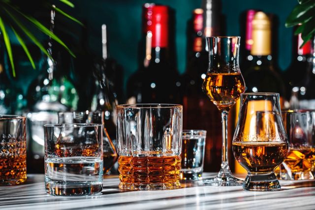 ウイスキーのグラスと並べられたボトル