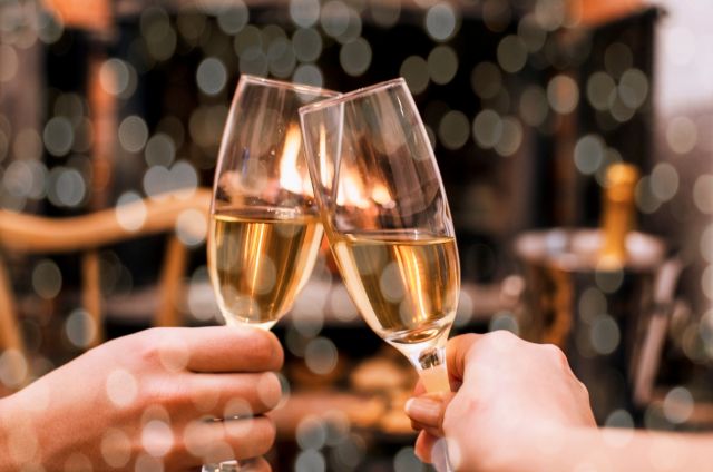 シャンパンで乾杯する男女の手