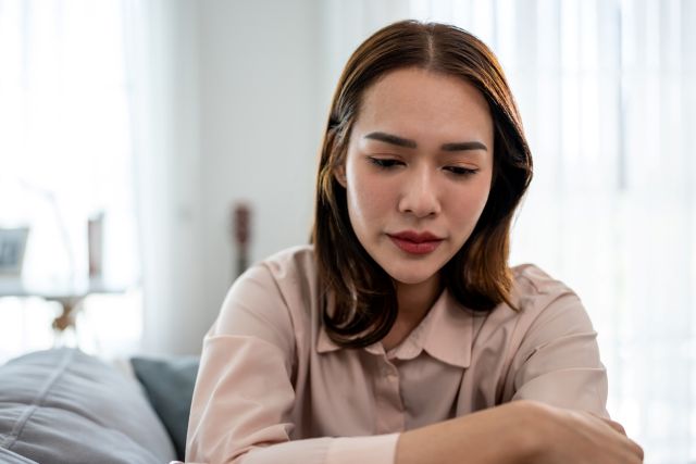 落ち込む女性