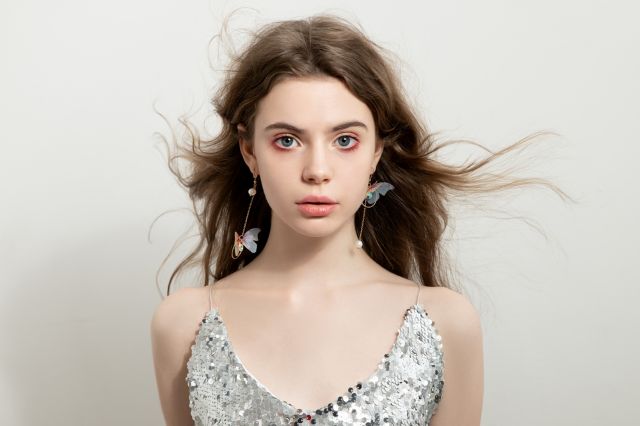 風にふかれている白いドレスの女性