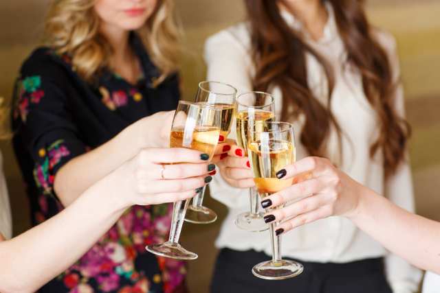 ワイングラスで乾杯をする4人の女性