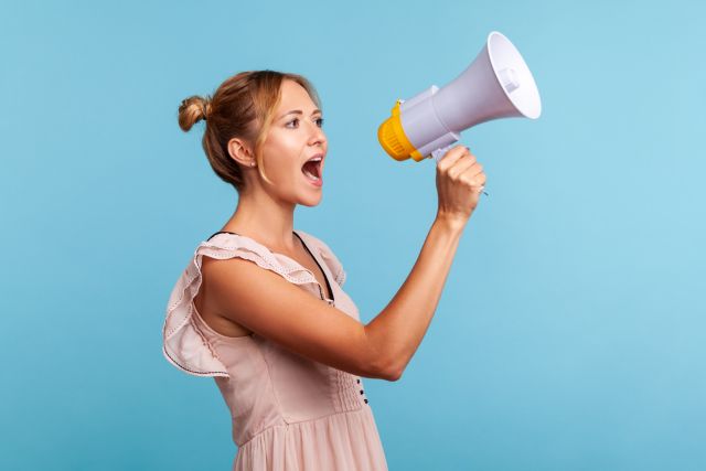 メガホンを持って何かを言っている女性