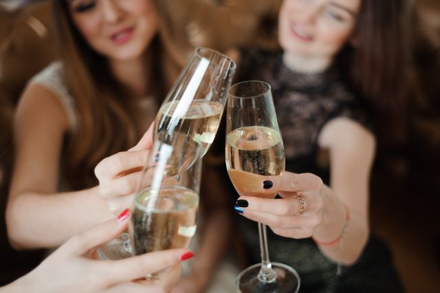 シャンパンで乾杯する女性達