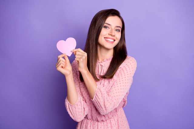 ピンクのハートを持った女性