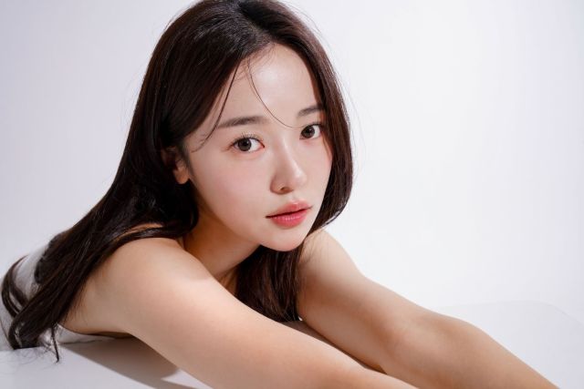 手を床につけてこちらを見る女性