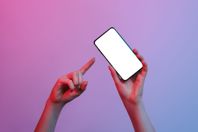 携帯を指さす女性の手