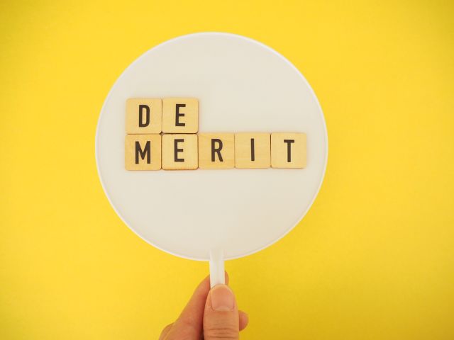 demeritと書かれた札