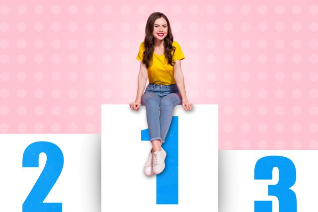 1位の表彰台の上に座る女性