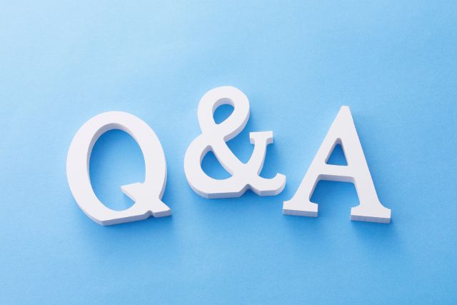 水色の背景の前にあるQ&Aの置物