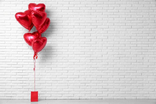 床に置かれたハートの風船の束