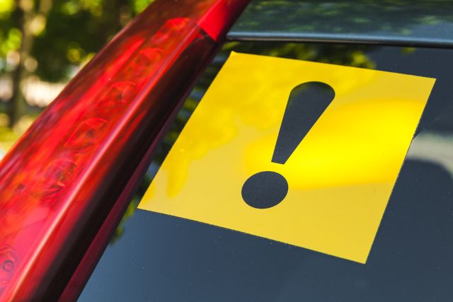 車に貼られたビックリマーク