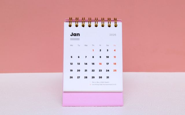 ピンクの背景の前にあるカレンダー
