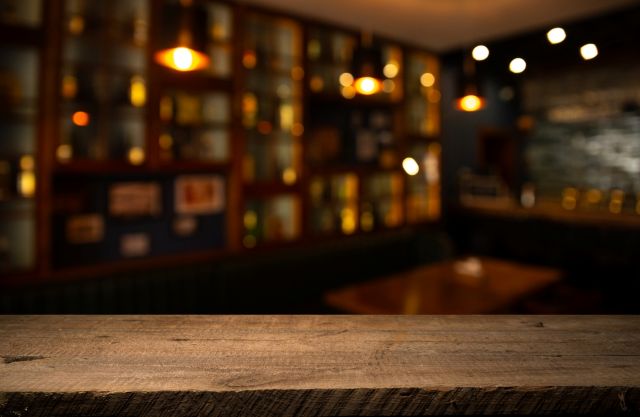 薄暗いバーカウンター