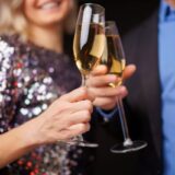 シャンパンで乾杯している男女