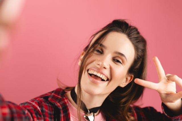 自撮りする女性