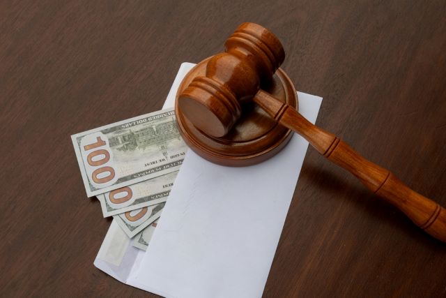 お札の上にある木槌