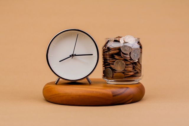 時計と瓶に入ったコイン