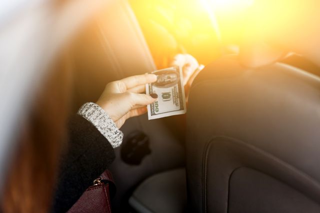 お金を渡す女性の手