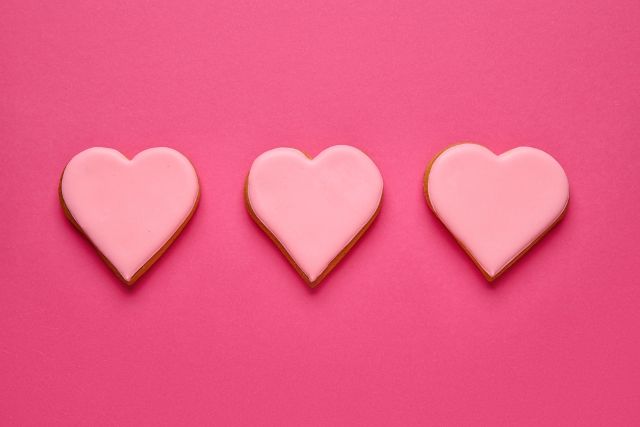 3つ並んだハートのアイシングクッキー